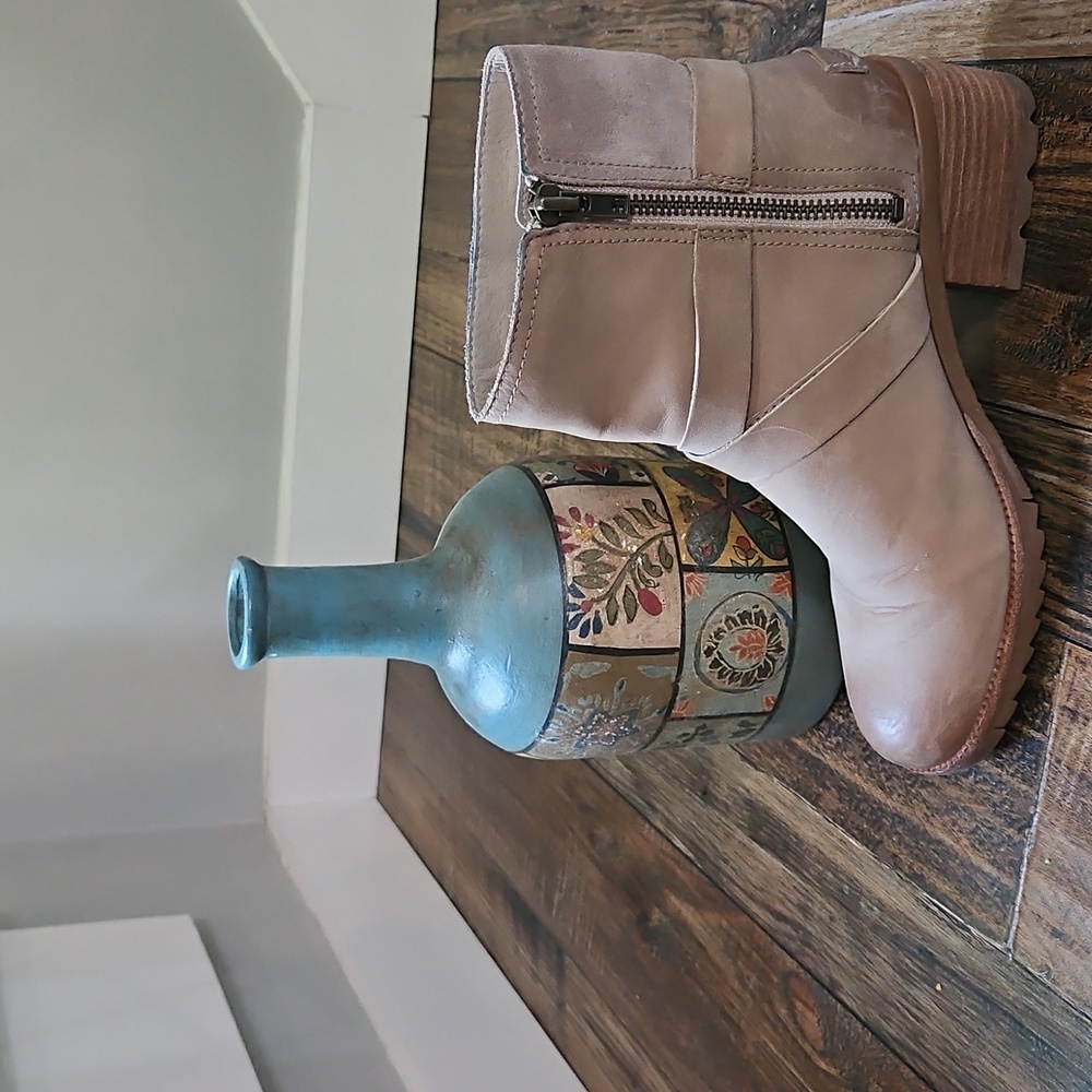 Sorel Womens Light Tan Ankle Booties with Buckle Detail. Size 8. - Picture 7 of 11